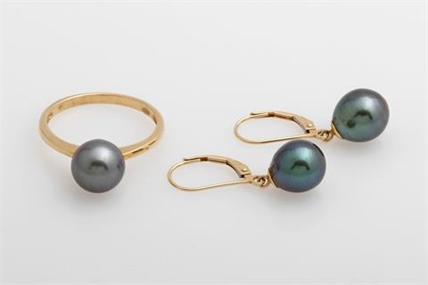 Konvolut: Paar Ohrhänger und ein Ring mit Tahiti-Perle, GG 14K.