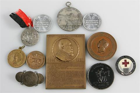 Württembergica - Konvolut von 11 Medaillen und Abzeichen, darunter Medaille für Landwirtschaftliche Verdienste, Wilhelm I, wohl