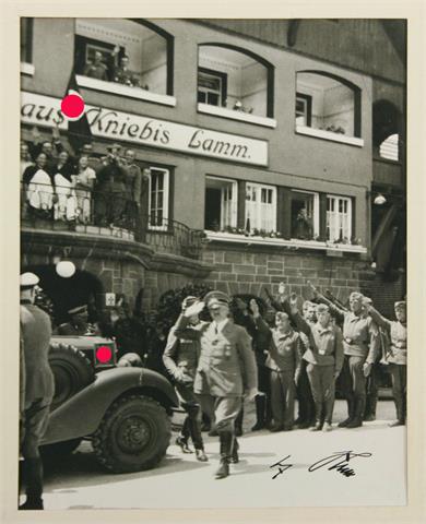 Großes Foto Adolf Hitlers vor dem Kurhotel Kniebis-Lamm mit Original-Unterschrift aus Familienbesitz des ehemaligen Kurhotels