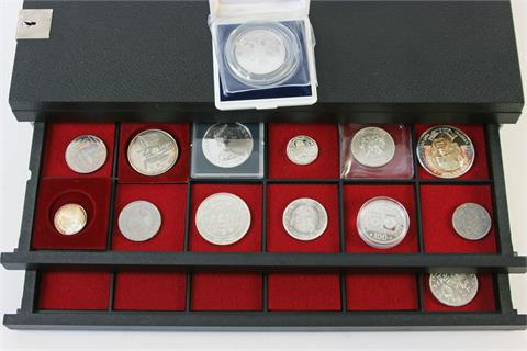 Silber / Alle Welt - insgesamt ca. 425 gr Feinsilber in Münzen und Medaillen,