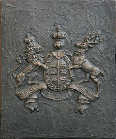 Vollmassive Ofenplatte mit Wappen 'Furchtlos und treu', wohl Eisenguss,
