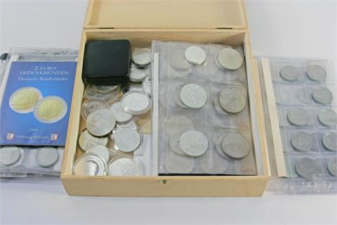 Holzbox mit viel Silber, dabei u.a. 10 x 500 Schillinge, 7 x 10 Euro,