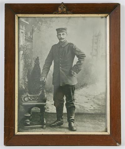 Hinter Glas gerahmtes Bild eines Soldaten des 1. Weltkriegs,