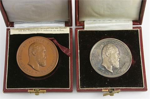 2 Medaillen mit Etui - 'Carolo Rege Et Auspice Studio Tubingensi'