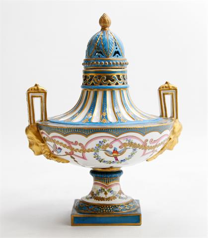 Duftvase im klassizistischen Stil, gemarkt 'M' - wohl VINCENNES, glasiertes Porzellan, wohl Frankreich um 1900.