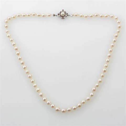 Perlenkette mit Schließe 14 K WG und kleinen Rubinen.