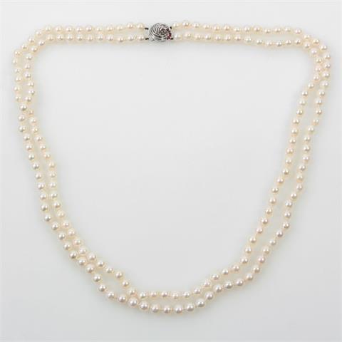 Perlenkette 2-reihig mit Schließe WG 14 K und kleinen Rubinen.