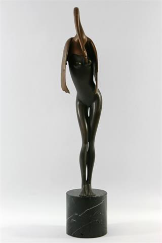 BRUNI, BRUNO (1935): Leda, Bronze patiniert auf schwarzem Marmorsockel.