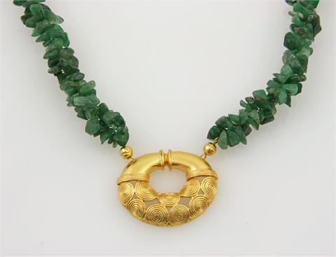 Schönes Collier mit grünem Jaspis, vergoldet.