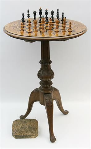 Schachtisch und Schachfiguren, Holz, um 1900