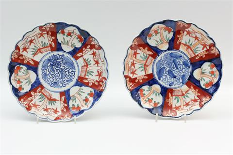 Paar Imari-Teller. CHINA, um 1900