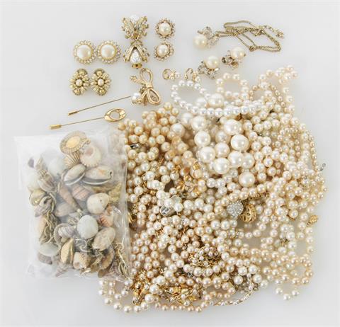 Konvolut: Modeschmuck: Diverse Perlenkette (Imi), Ohrclips, Armband, Nadeln;