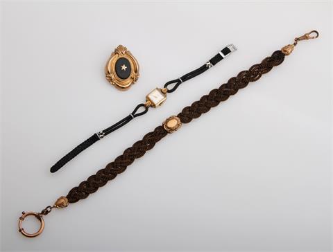 Konvolut: Antikschmuck 2 tlg: Eine Uhrenkette geflochten aus Haar, Beschläge Doublé, und eine Brosche.