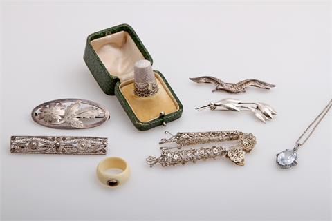 Konvolut: Antiker Silberschmuck, 6tlg.: Vier Broschen, ein Paar Clip-Ohrhänger, ein Anhänger m. hellblauem Stein und Kette.