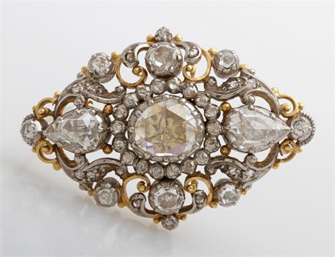 Feine Brosche, im Stil d. 19. Jh, besetzt mit Diamant- Rosen in feiner Qualität, zus. ca. 5,5 cts.