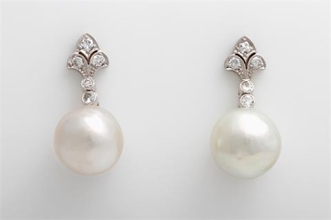 Paar Ohrhänger, bes. mit je einer weißen Perle in leicht barocker Form