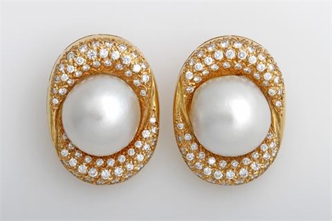 Paar Ohrclip von Juwelier VON HOFEN, bes. mit je einer feinen Mabé-Perle, D: ca. 16,0-16,5mm,