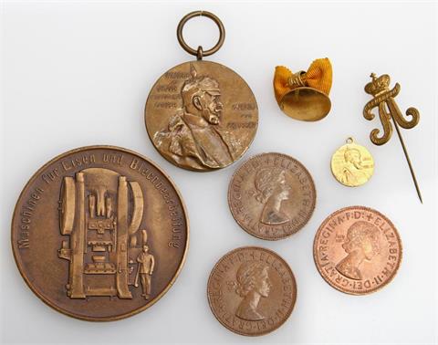 Konvolut - Diverse Medaillen, Münzen, Anstecker und weiteres in Schatulle,