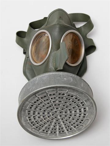 2. Weltkrieg - 'Die deutsche Volksgasmaske' mit Gebrauchsanweisung und Filter,