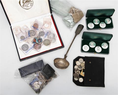 Silberfundgrube in Tüte- Vorwiegend Medaillen, dabei auch Schöpfkelle und Kette Silber 800,