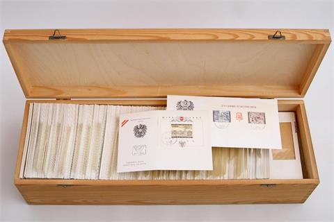 Briefmarken - Schöne Holzkiste voll mit Ersttagsbriefen Schweiz, Österrech und Liechtenstein.