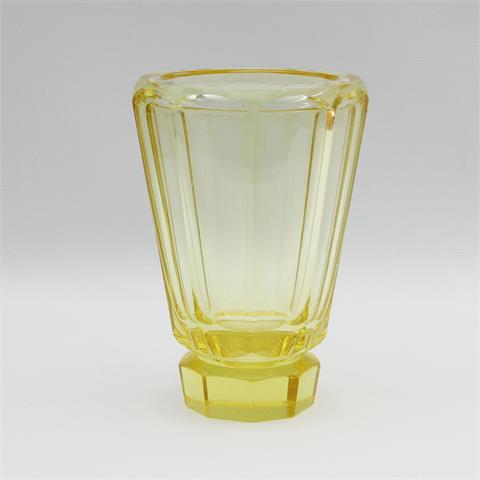Vase, dickwandiges gelbdurchfärbtes Glas, wohl 1920/30er Jahre.