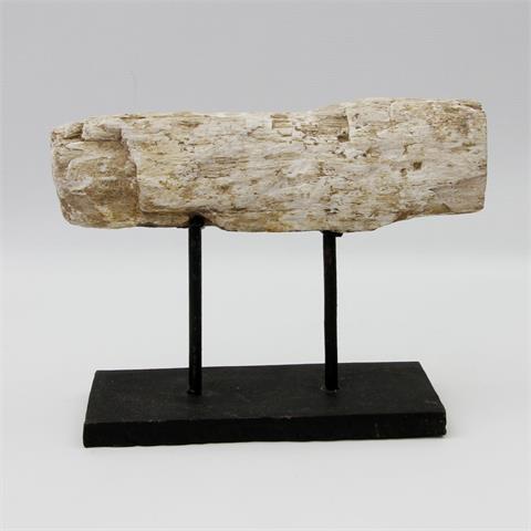 Dekorative Skulptur in Form eines fossilen Knochenteils, 20. Jh.,