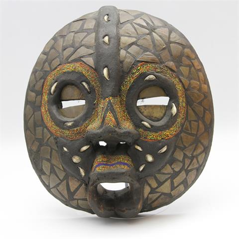 Maske, Afrika, 20. Jh., Holz mit Einlegearbeiten.