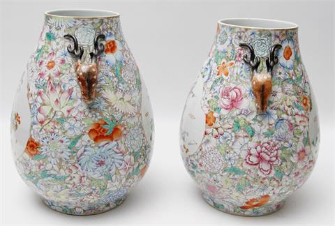 Paar Mille-Fleurs Vasen. CHINA, 19. Jh.