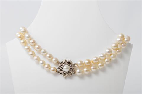 Perlenkette 2-reihig mit Schließe WG 14 K mit Brill. zus. ca. 0,6 ct und Dia. zus. ca. 0,16 ct TCR-CR/Vsi-pi.
