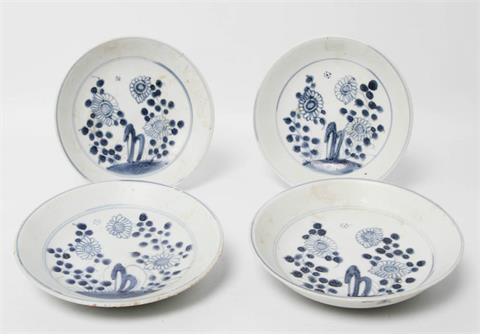 4 unterglasurblaue Teller. CHINA, um 1822