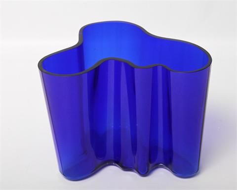 ALVAR AALTO, Vase Flux, Finnland 1989, blau durchfärbtes Glas.