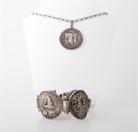 Konvolut Silber: 1 Armband aus Medaillen hochprofiliert und 1 Anhänger mit Kette "Wilhelm + Charlotte" 3 Mark Münze.
