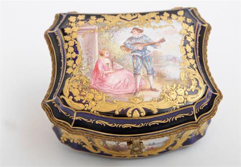 Dekorative Schatulle im Rokokostil, glasierte Keramik mit messingfarbener Metallmontur, Frankreich um 1900.