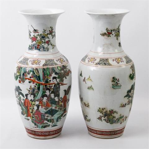 CHINA, 20. Jh.: Paar dekorative Balustervasen.