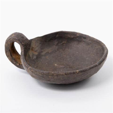 Kleine Henkelschale. BRONZEZEIT etwa 900-500 v.Chr.