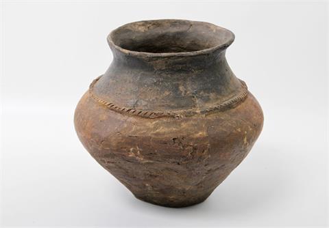 Vasenförmiges, bauchiges Gefäß. BRONZEZEIT etwa 900-500 v.Chr.
