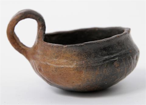 Gefäß in der Art einer Tasse. BRONZEZEIT etwa 900-500 v. Chr.