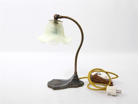 Um 1900: Nachttischlampe mit Jugendstil-Dekor.