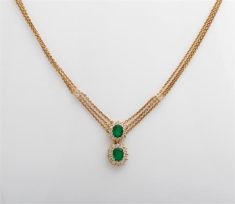 Collier bes. mit zwei Smaragden in sehr schöner Qualität, sowie kleinen Dia-Brill. zus. ca. 0,40 ct., GG 18K. Juwelierqualität.