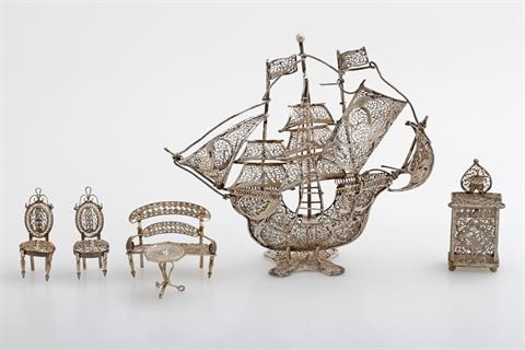 Konvolut: Filigrane Silberartikel, davon 1 Segelschiff und eine 1 Sitzgruppe (1 Sofa, 2 Stühle, 1 Tisch und 1 Schrank)