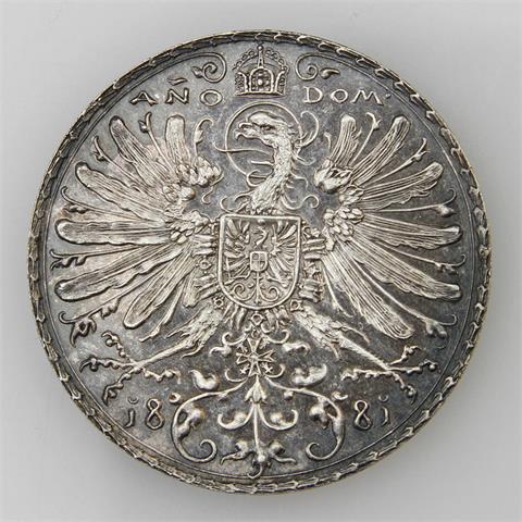 Silbermedaille 1881 auf das Siebente Deutsche Bundesschießen München. Armbrust zwischen zwei Wappen / Wappenadler,