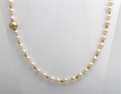 Zuchtperlkette, D: ca. 7,0-7,5mm (vier Perlen besch.!) m. goldfarbenen Zwischenteilen