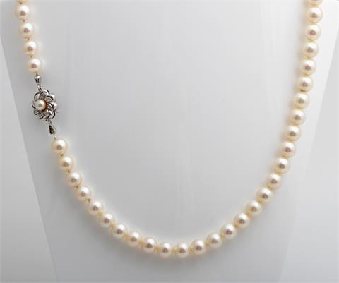 Zuchtperlkette mit Schließe WG 14K besetzt mit einer Perle.