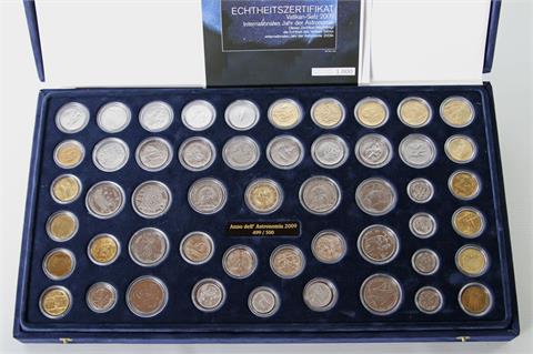 Vatikan / Anno dell' Astronomia - Schönes Set mit 50 verschiedenen Lire Münzen und 2 Euro 2009 R, Internationales Jahr der
