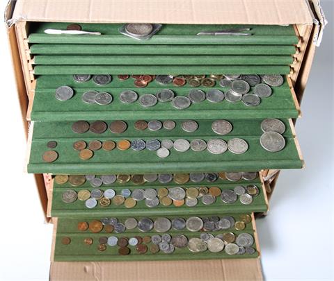 Große Fundgrube - Ein großer Karton mit 24 Schubfächern voller Münzen ab der Antike aus aller Welt, Schwerpunkte: Deutschland,