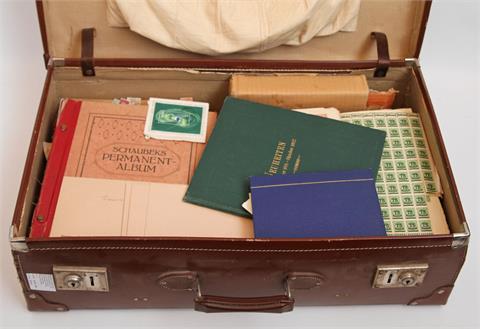 Briefmarken - Nachlass, alter Koffer mit Briefmarken. Unter anderem altes Schaubek Permanentalbum.
