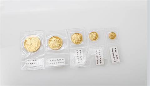 China / Gold-Panda Set 2004 - 500 Yuan + 200 Yuan + 100 Yuan + 50 Yuan + 20 Yuan, Panda mit Jungem,