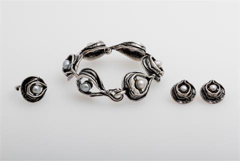 Set: Ohrclip, Armband und Ring mit grauen Zuchtperlen.