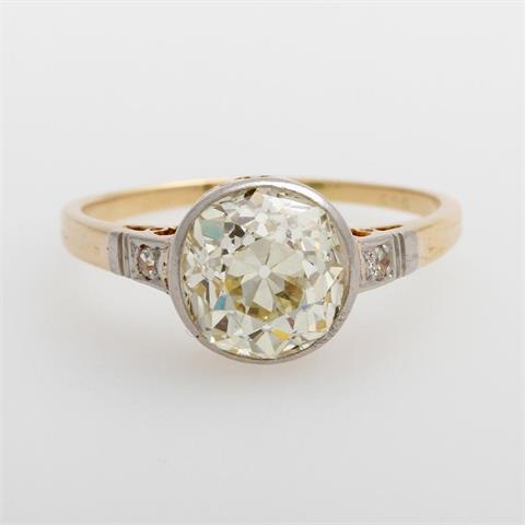 Damenring besetzt mit einem Altschliff-Diamant, in Platin gefaßt,um 1900,  ca. 1,5/1,6 ct,